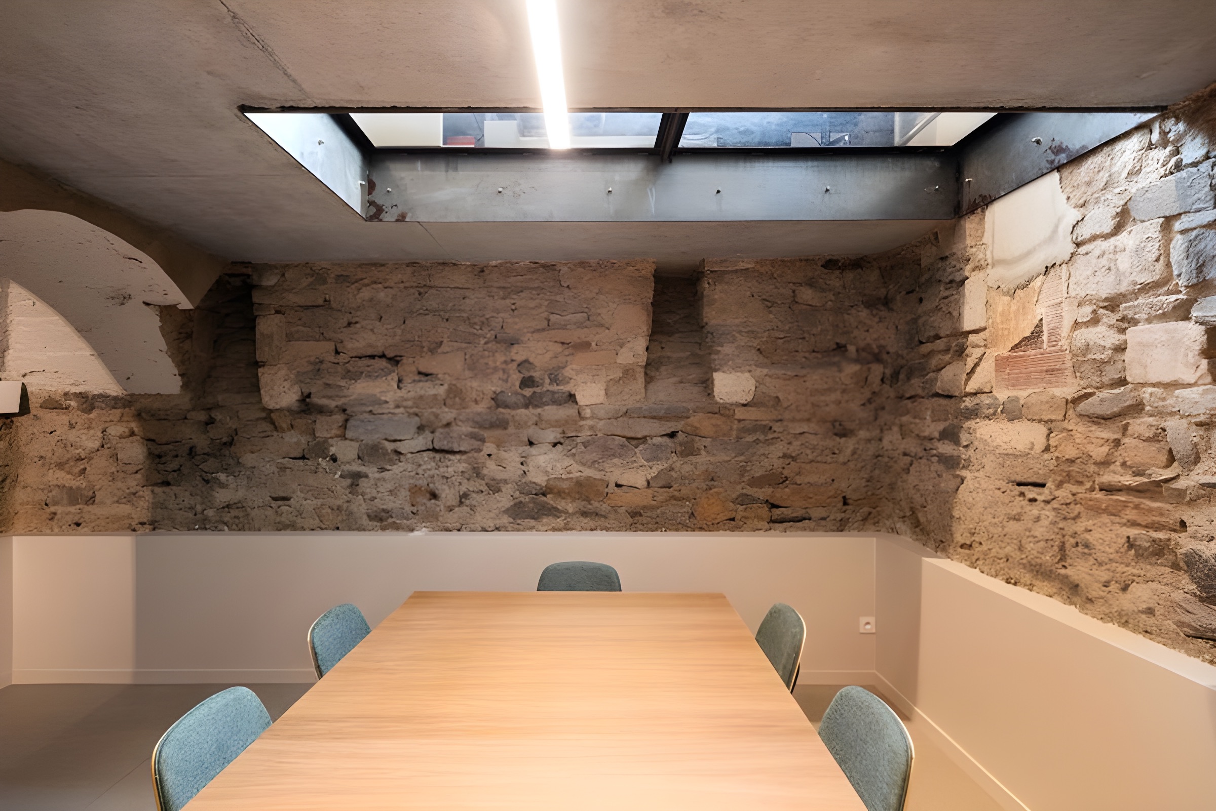 Salle de réunion du studio Tellement, table centrale et chaises